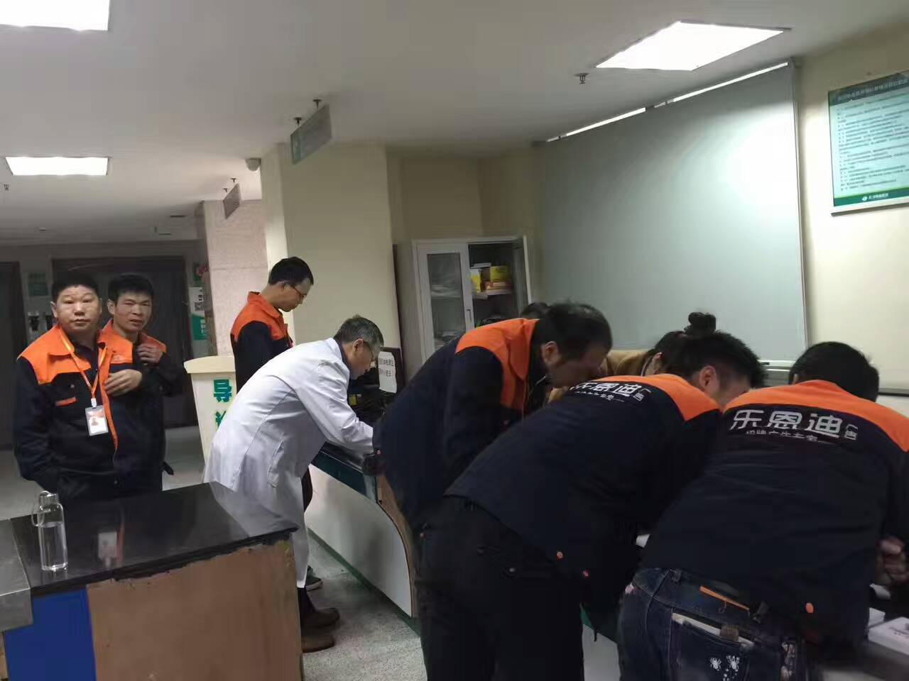 長(zhǎng)沙樂恩迪廣告公司員工排隊(duì)參加體檢