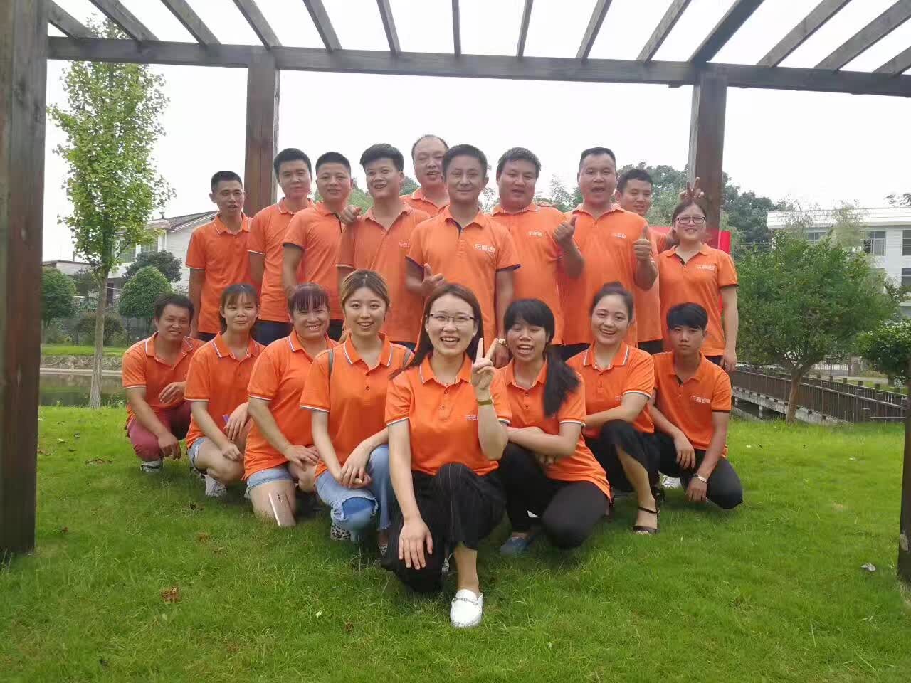 長(zhǎng)沙樂(lè)恩迪廣告公司在南郊公園舉行了第八期“快樂(lè)會(huì)議”自助燒烤活動(dòng)